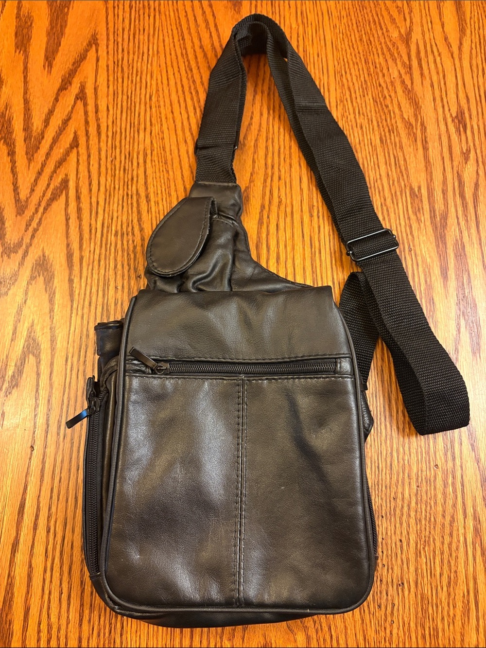 Men’s Black Leather Crossbody Shoulder Slingback Expandable Bag by Db Design